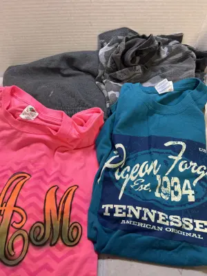 XXL 2 tshirts , 1 longsleeve and sweatpants