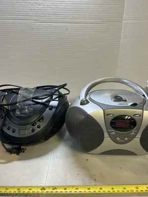 2 radios silver one has no antenna