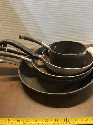 4ct various size skillets & pot