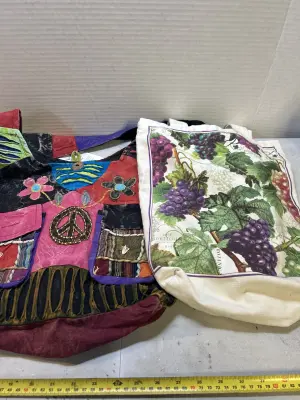 2 shoulder bags