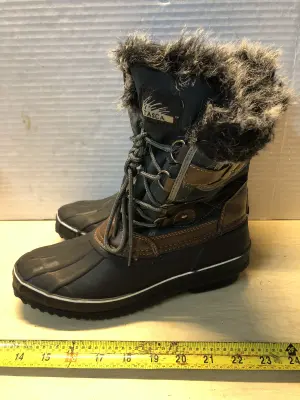 Itasca boots size 8