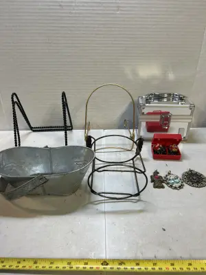 NWT Caboodle, plate stands, charms, etc