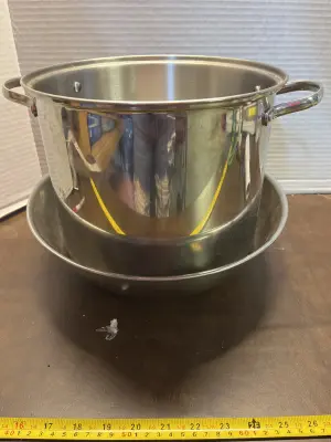 bowl & pot (needs cleaned)