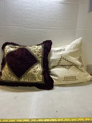 2 throw pillows