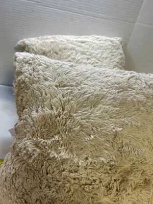 2 throw pillows