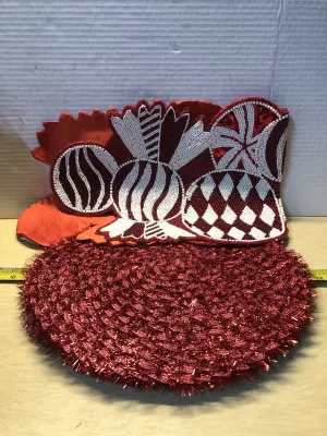 4 round placemats, table runner
