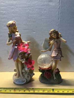 2pc garden statues solar powered