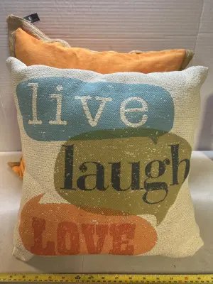 2 throw pillows