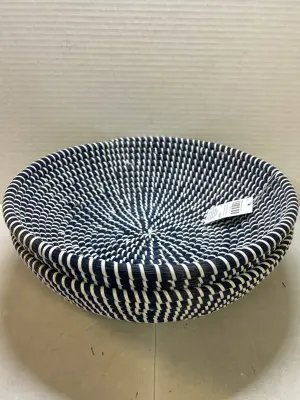 2 decorative bowls