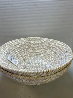 2 decorative bowls