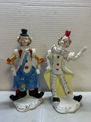 2 clown figures