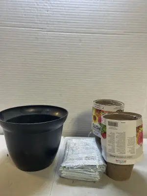 starter pots, small planter and variety seeds