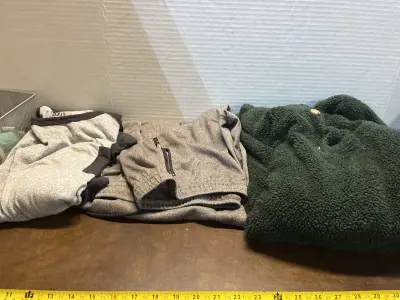 XL joggers & sweater