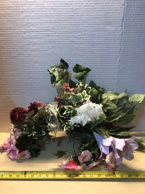Bundle of artificial flowers