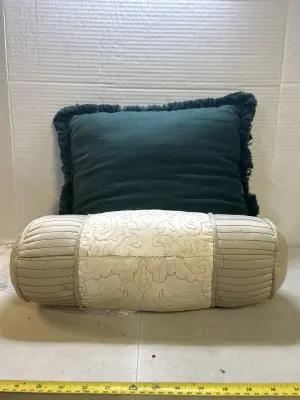 2 throw pillows
