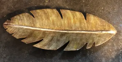 Plastic leaf table accent piece