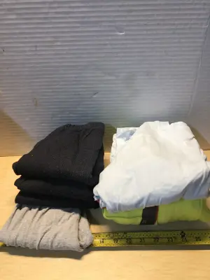 Kids 4 pair size 6/7 leggings 2 shirts size 4/5