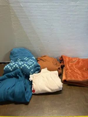 4ct Medium shirts & pants