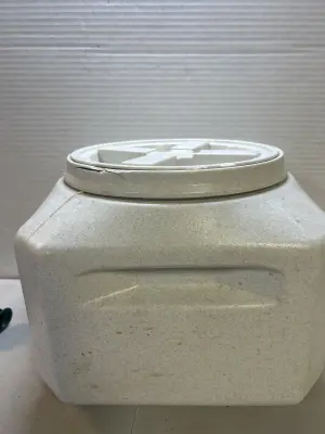food storage small crack