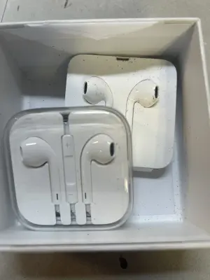 2 pairs of headphones aux