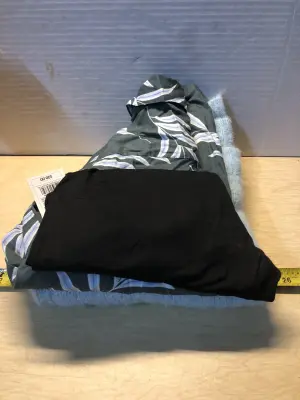 Shirt size Xs shirt size small pants size small