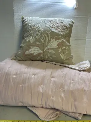 unknown size quilt with accent pillow