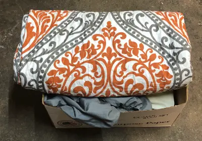 Queen blanket with unknown size fitted sheet and shams