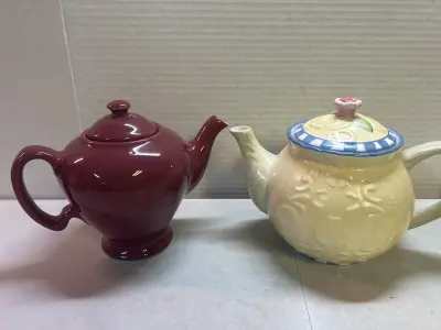 2 teapots