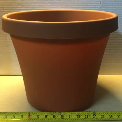 Plastic flower pot