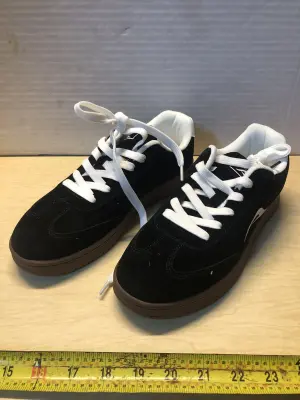 Shoes size 8-8.5 (39)