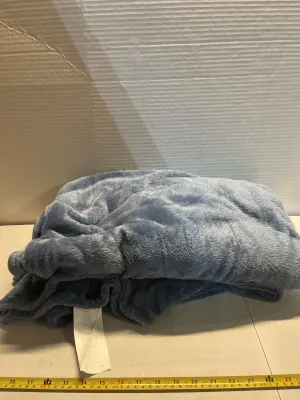 throw blanket (unknown size)