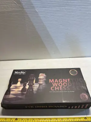 magnetuc wooden chess set