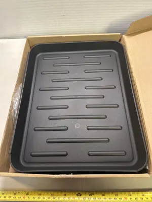 4 black trays