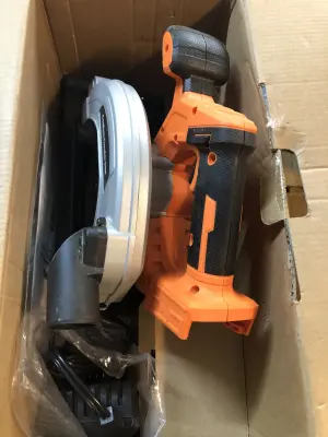 Cordless circular saw comes on