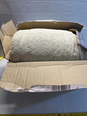 throw blanket (unknown size)