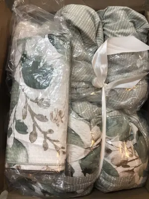 Unknown size comforter and 2 pillow cases