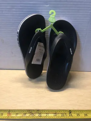 Crocs flip flops m8/w10