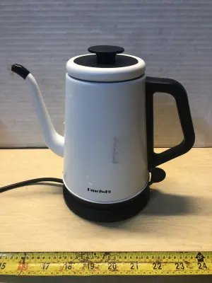 DmofwHi electric gooseneck kettle comes on