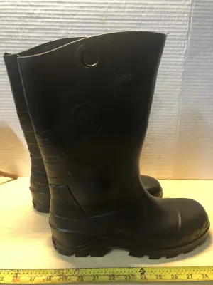 Rubber boots men’s 14 women’s 16