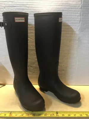 Women’s Hunter rubber boots size 8M